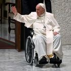 Souffrant de douleurs au genou, le pape François assiste à une audience en fauteuil roulant au Vatican le 14 mai 2022.