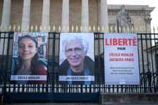 Les portraits de Cécile Kohler et Jacques Paris accrochés devant l’Assemblée Nationale à Paris. 