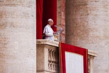 Le pape Léon XIV au balcon de la basilique Saint-Pierre, le 11 mai.