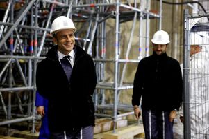 Le président Emmanuel Macron s’est rendu sur le chantier de la cathédrale Notre-Dame-Paris, le 8 décembre 2023, un an avant sa réouverture au public.