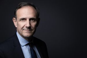 Olivier Sichel, le nouveau directeur général de la Caisse des dépôts, remplace Éric Lombard, devenu ministre de l’économie et des finances du gouvernement Bayrou.