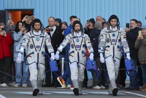 Les cosmonautes Sergey Ryzhikov et Alexey Zubritsky, et l’astronaute de la Nasa Jonny Kim (à g.) avant le lancement du vaisseau spatial Soyouz MS-27 au cosmodrome de Baïkonour, au Kazakhstan, le mardi 8 avril 2025.