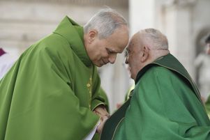 Le pape François serrant la main du cardinal Robert Francis Prevost, le futur pape Léon XIV, lors d’une messe pour le Jubilé des forces armées sur la place Saint-Pierre au Vatican, le 9 février.