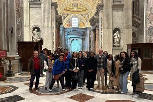 Une délégation de la Fraternité missionnaire des cités au Vatican le 3 janvier 2024. Ces jeunes rencontreront le pape François jeudi 4 janvier.