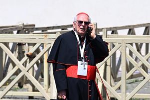 Le Vatican a annoncé lundi 5 mai 2025 que le signal téléphonique serait coupé pendant le conclave dans la cité-État. Ici, le cardinal Peter Erdö au téléphone, le 2 mai.