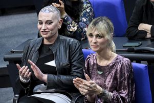 Les députées Tessa Ganserer et Nyke Slawik, toutes les deux membres de la communauté transgenre, le 12 avril 2024 à Berlin lors du débat sur la nouvelle loi sur le changement de genre. 