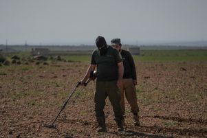 L’armée syrienne démine un champs dans le village d’Umm Rajin, près d’Idlib, le 25 mars. 