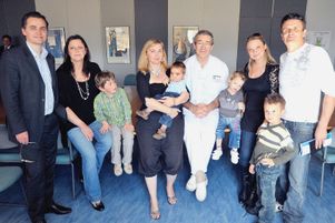 Le professeur Kreitmann (au centre en blanc), entouré de familles d’enfants ayant bénéficié des cœurs artificiels mis au point par Berlin Heart.