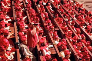 Assemblée d'évêques assistant à une session du concile Vatican II dans la basique Saint-Pierre, à Rome.