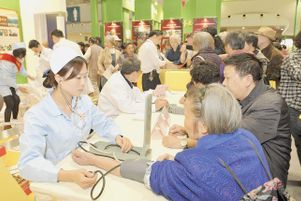  À Chongqing, dans le sud-ouest de la Chine,   une équipe médicale apporte des soins gratuits aux personnes âgées. 