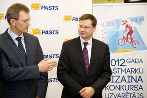 Le ministre des finances letton Andris Vilks et
                    le premier ministre Valdis Dombrovskis présentaient
                    mercredi 30 janvier un timbre (à droite) dont le
                    prix figure en euros et en lats, l’actuelle monnaie.