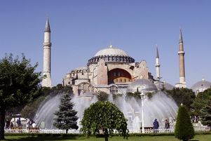 La basilique Sainte-Sophie de Constantinople, à Istanbul, devenue mosquée à l’époque ottomane, puis musée au XXe siècle.