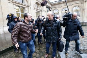 François Lambert, un neveu de Vincent Lambert et le docteur Eric Kariger de l'hôpital de Reims, arrivent au Conseil d'Etat à Paris, le 6 février 2014.