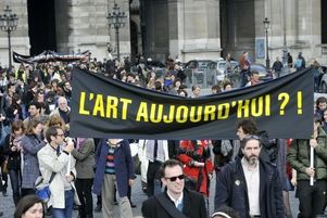 Quelque 3 000 professionnels du spectacle et de la cration manifestent, le 29 mars 2010 à Paris, pour défendre « l'art et la culture ».
