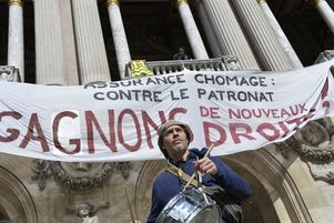 Un intermittent du spectacle devant l’Opéra Garnier, à Paris. 