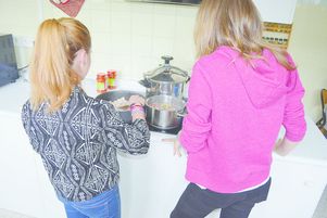 Dans l’unité pour troubles du comportement alimentaire du Centre Abadie de Bordeaux, une fois par semaine, l’atelier cuisine avec la diététicienne Françoise Jambet aide les adolescentes souffrant d’anorexie mentale à retrouver des repères alimentaires et à se reconstruire.