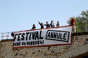Action des intermittents du spectacle sur le pont d'Avignon (Vaucluse), lundi 2 juin. Ils menacent de faire annuler le festival cet été.