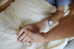 « On n’imagine pas ce que l’approche de la mort remue, la remise à plat qu’elle représente », confie une bénévole (Marc OLLIVIER/OUEST FRANCE).