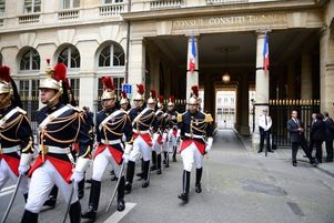 Des gardes républicains devant le Conseil constitutionnel à Paris.