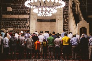 Prière dans une mosquée de Diyarbakir en Turquie.