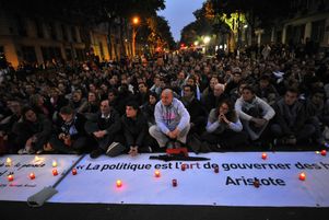3 Juillet 2013 : 20ème rassemblement parisien des Veilleurs pour la Famille, mouvement né de l'opposition au projet de loi TAUBIRA de mariage pour tous, près de la Place de l'Hôtel de Ville de Paris qui avait été fermé par la police. 