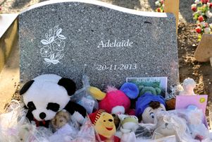 hommages sur la tombe d’Adélaide à Boulogne.