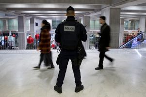 Policiers à l’aéroport de Roissy dans le cadre de l’opération Sentinelle. 