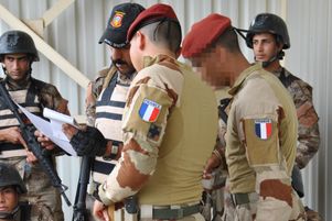 Des parachutistes français entrainent une brigade anti terroristes en Irak en avril 2016.
