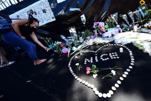 L’émotion est forte samedi 16 juillet devant le mémorial improvisé sur la Promenade des anglais où de nombreux Niçois sont venus déposer une fleur ou se recueillir. 
