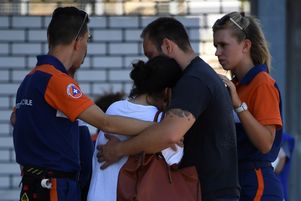  Des agents de la protection civile réconfortent les parents des blessés devant l’entrée de l’hopital  Pasteur à Nice le 17 juillet.