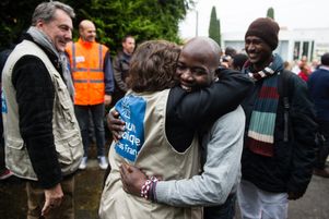 Des migrants sont accueillis par des bénévoles du Secours catholiques au CAO de Croisilles (Pas-de-Calais), lundi 24 octobre.