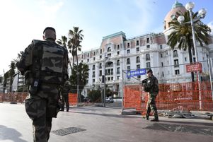 Patrouille sur la promenade des Anglais, à Nice, le 22 mars 2017.