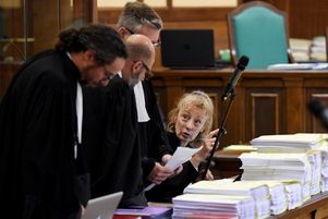 L’avocate de Francis Heaulme, Liliane Glock, discute avec ses collègues au Palais de justice de Metz le 25 avril 2017.