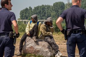 Migrants et policiers, le 1er juin, à Calais.