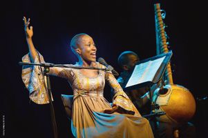 Avec Dream Mandé-Djata, Rokia Traoré rend hommage à l’art multiséculaire des griots d’Afrique de l’Ouest.