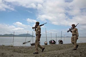 Des policiers indiens patrouillent sur la rive du Brahmapoutre à Gauhati, en Inde à la veille des fêtes de l’Indépendance, le 12 aout 2016.