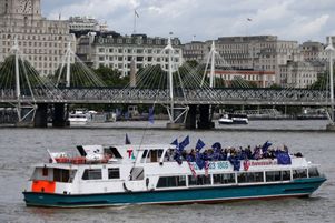 Des militants anti-Brexit devant le Parlement britannique à Londres, sur la Tamise, le 19 août 2017.