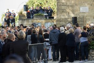 Plusieurs centaines de personnes se sont rassemblées le 5 octobre à Eguilles (Bouches-du-Rhône) pour assister aux obsèques de Laura et Mauranne, les deux jeunes femmes assassinées le 1er octobre sur le parvis de la gare Saint-Charles à Marseille.