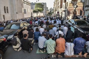 12 septembre 2016 : une centaine de musulmans se sont vus contraints de prier à l’extérieur.