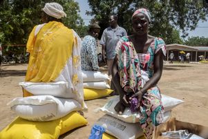 Des femmes déplacées camerounaises devant un centre de distribution à Koza extrême nord du Cameroun, région frontalière du Nigeria , le 14 septembre 2017.