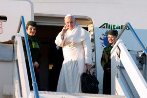 Le pape François à l’aéroport de Rome-Fiumicino, le 15 janvier 2018.