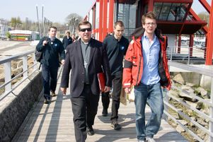 En 2010, Mgr Jean-Marie LE VERT, alors évêque de Quimper et Léon avec les équipages "Avance au large", Course de l'Edhec à Brest,