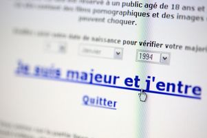  Détails d'un écran d'ordinateur montrant un site interdit aux moins de 18 ans.