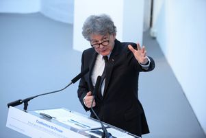 Le directeur général de la société de services informatiques Atos, Thierry Breton, prononce un discours lors de la présentation du supercalculateur conçu par Atos, Bull Sequana, le 12 avril 2016 à Paris.