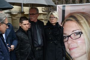 Jonathann Daval entouré des parents d’Alexia Daval lors des obsèques de la jeune femme, le 8 novembre 2017 à Gray.