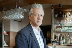 Hughes Le  Bret, le 1er octobre 2018, dans le bar-brasserie "Au petit Caporal", à Maisons-Alfort, où le premier guichet du compte Nickel a été ouvert. 