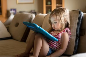 28 % des enfants de deux ans jouent avec un ordinateur ou une tablette au moins une fois par semaine.