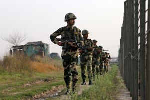 Des forces de sécurité indiennes patrouillant le long de la frontière avec le Pakistan, mardi 26 février, dans la région du Cachemire.