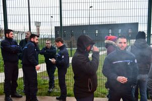 Des gardiens de prison bloquent le centre pénitentiaire de Condé-sur-Sarthe, le 6 mars.