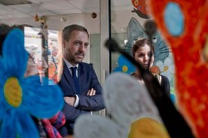 Le secrétaire d’État Adrien Taquet en visite au foyer de l'enfance des Récollets, à Paris, en janvier dernier.